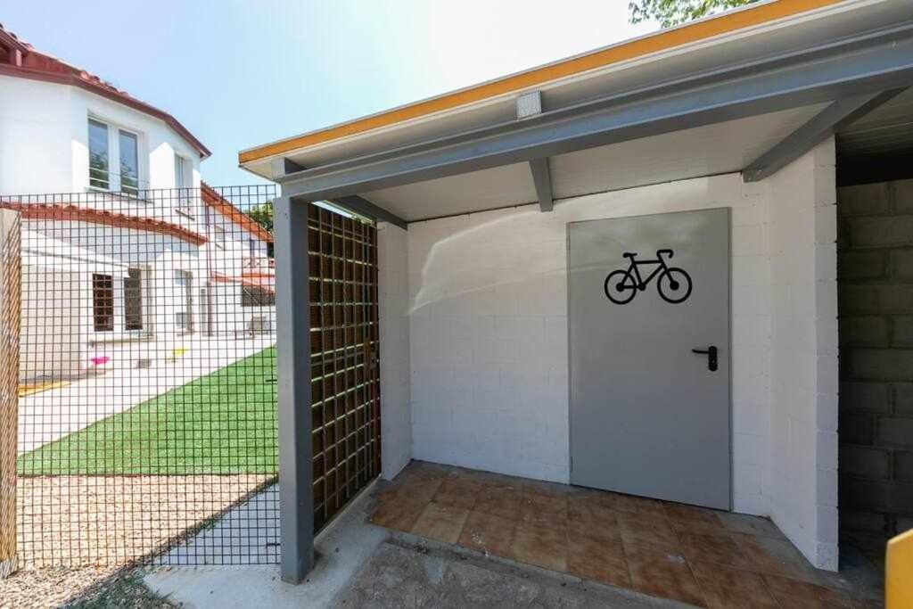 Newly Renovated Room W Pool & Bikeparking Χιρόνα Εξωτερικό φωτογραφία